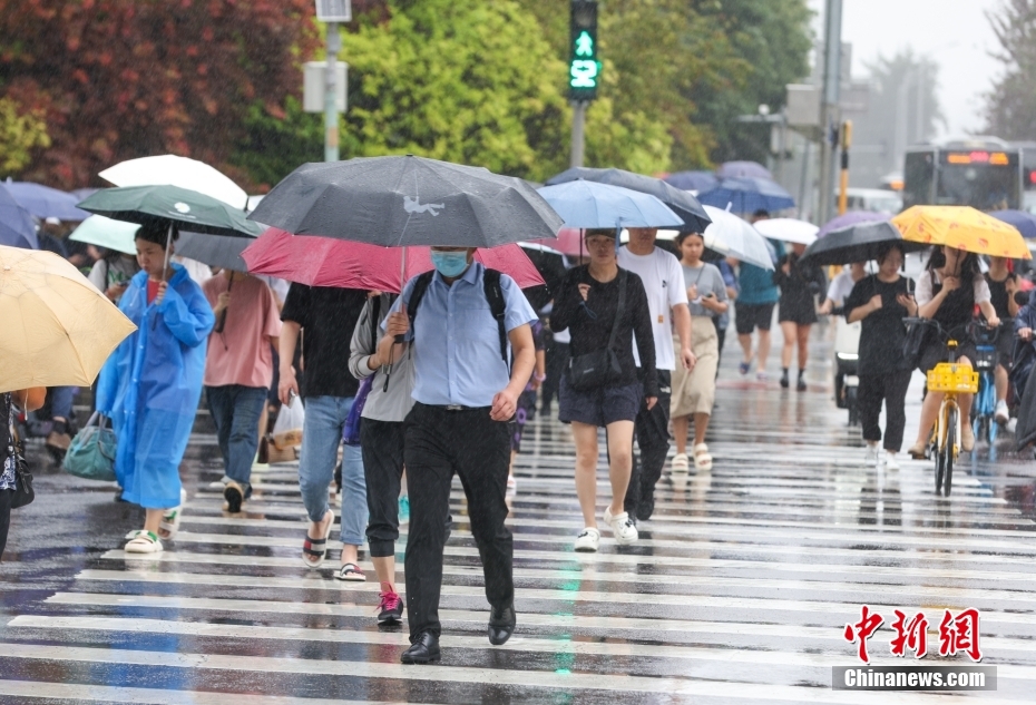 四预警齐发 北京迎来雨中早高峰