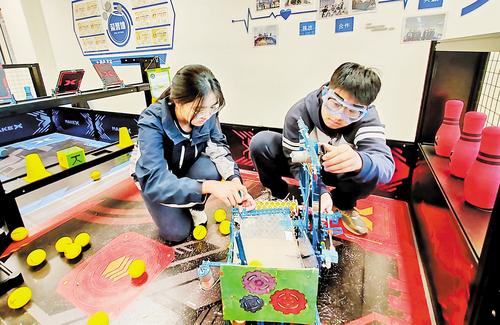 4月14日，雄安容和第一高级中学学生在机器人教室内组装测试机器人。 本报记者 康晓博摄